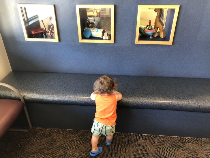 Phòng chờ trong một phòng khám có đồ chơi cho trẻ, nhưng đồ chơi lại cất sau hộc tường gắn kính chỉ để trưng bày. Chỉ ngắm thôi chứ không được nghịch