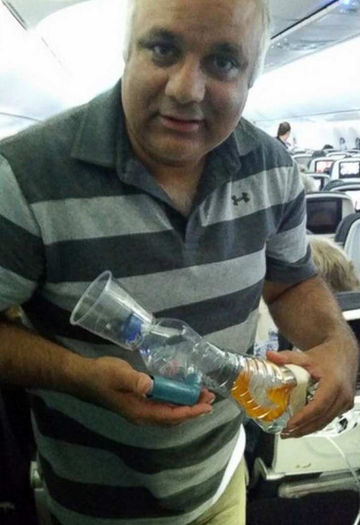Một đứa trẻ lên cơn suyễn ngay trên chuyến bay. May mắn có một hành khách là bác sĩ phẫu thuật và ông ấy đã tự chế một chiếc máy xông khí dung