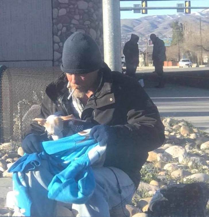 Một người đàn ông vô gia cư đã cứu sống chú chó con và tìm giúp chú một ngôi nhà