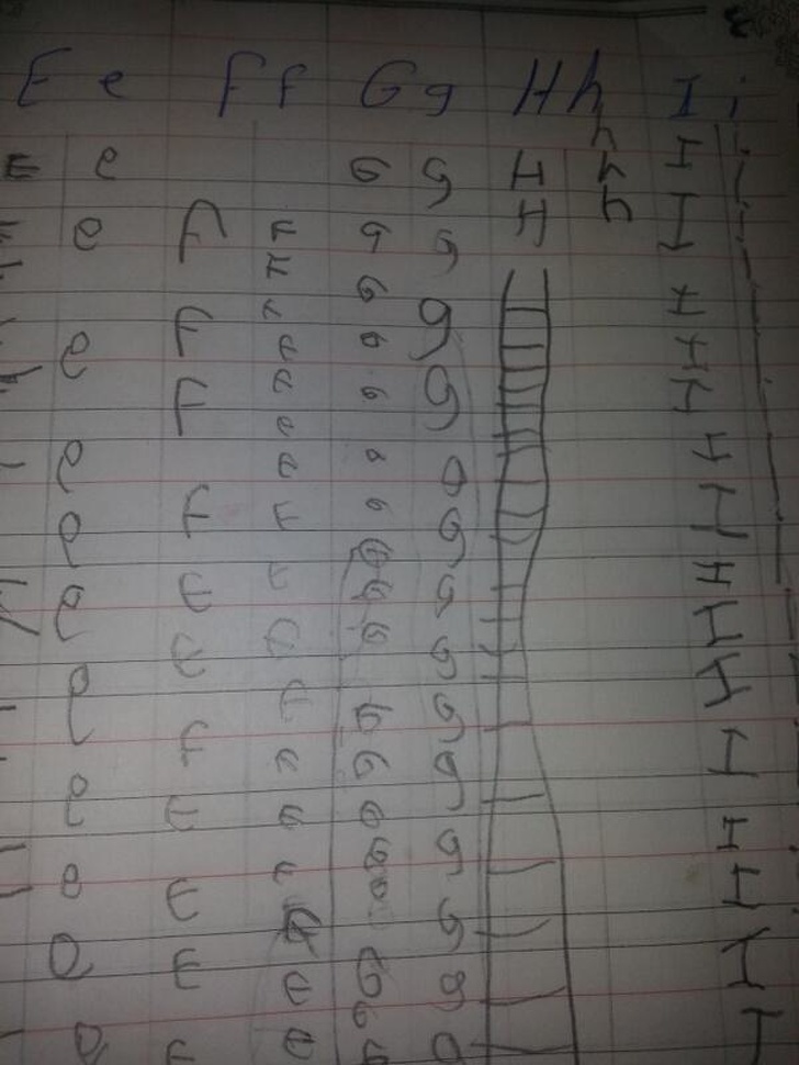 Cậu học sinh lười biếng tập viết chữ