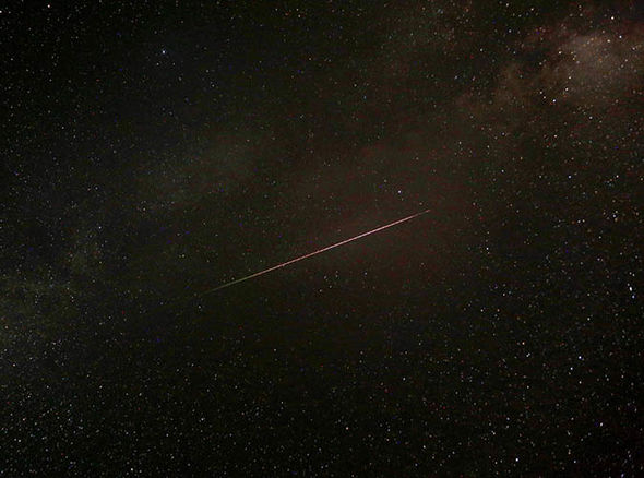 Một vệt sao băng xẹt qua dải Ngân Hà (Ảnh: Reuters)
