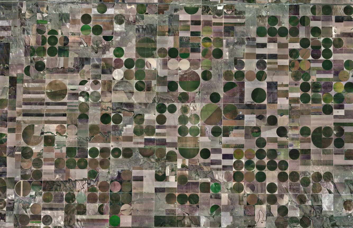 Hệ thống tưới trục trung tâm - một hệ thống để tưới phun tự động cho cây trồng - được lắp đặt dày đặc tại vùng Tây Kansas, Mỹ. Phần lớn hệ thống này chạy bằng động cơ điện. Các khu trồng trọt cũng được quy hoạch theo hình tròn để thuận tiện cho hệ thống này.
