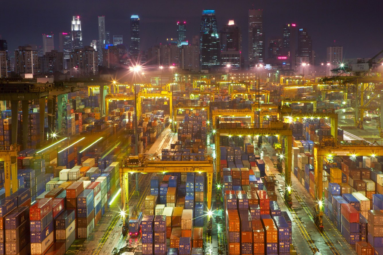 Số lượng container chở hàng khổng lồ tại cảng biển ở Singapore - cảng biển tập nập nhất thế giới - cho thấy nhu cầu hàng hóa của con người tăng kinh khủng như thế nào.
