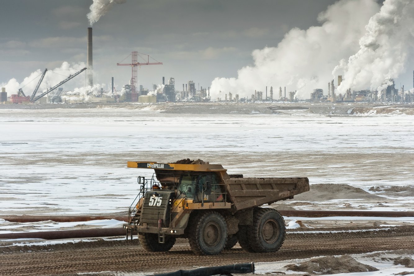 Những chiếc xe tải khổng lồ phục vụ khai thác hắc ín ở Alberta, Canada, một trong những mỏ khai thác lớn nhất trên thé giới. Con người đang khai thác cạn kiệt các nguồn tài nguyên khoáng sản trên Trái Đất.
