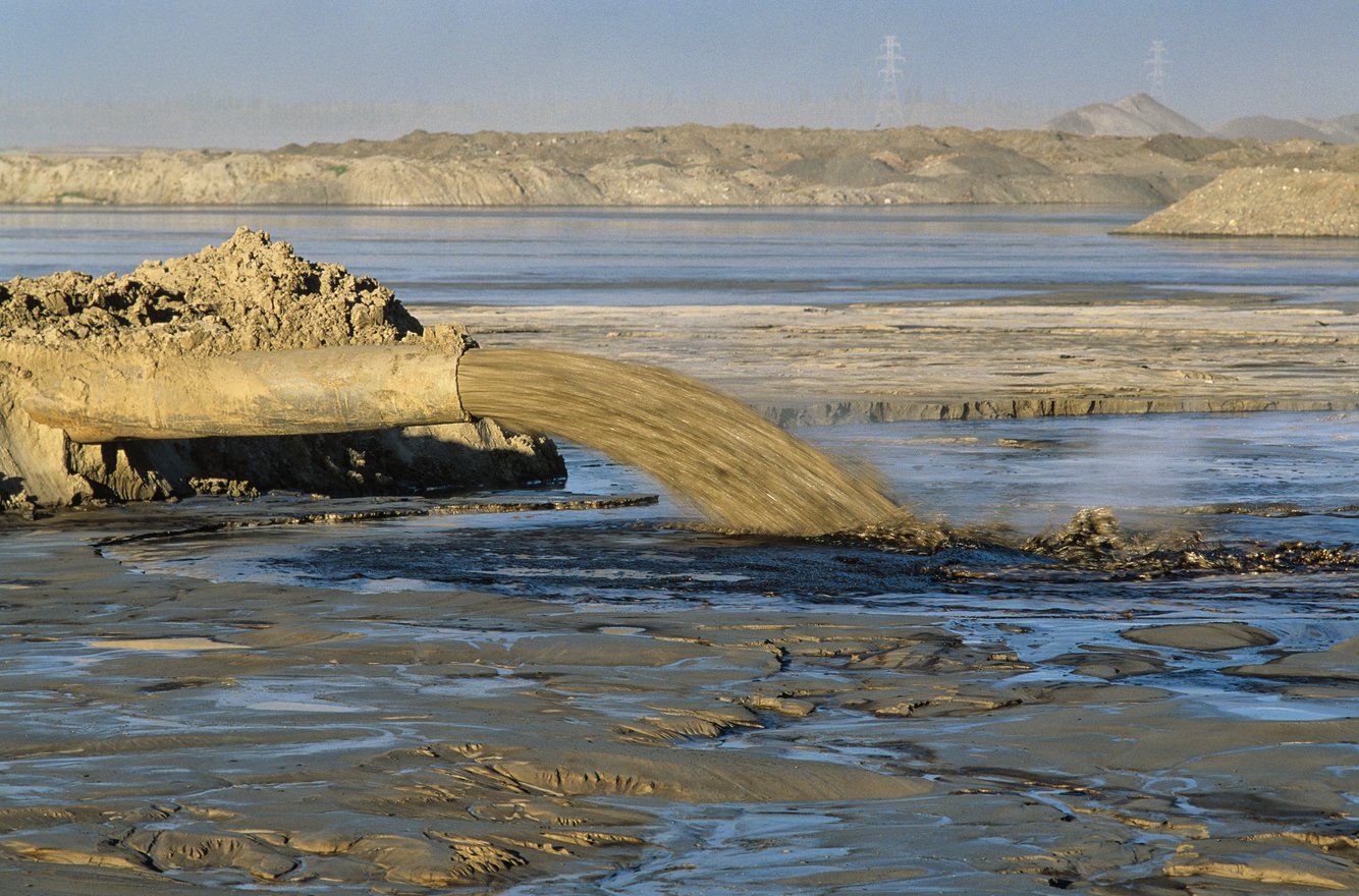 Khu vực Athabasca Oil Sands là một trong những nơi tập trung chất thải độc hại lớn nhất Trái Đất. Người bản địa ở hạ nguồn sông Athabasca luôn phải lo sợ bị nhiễm các chất độc hại ngấm vào chuỗi thức ăn tự nhiên.