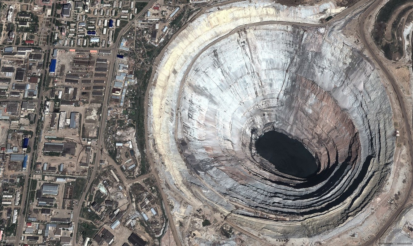 Mỏ kim cương lớn nhất thế giới là mỏ Mir tại Nga. Mỏ kim cương này đang bị khai thác cạn kiệt. Sâu 524m và đường kính 1.188m, đây là mỏ khai thác lớn thứ hai thế giới.
