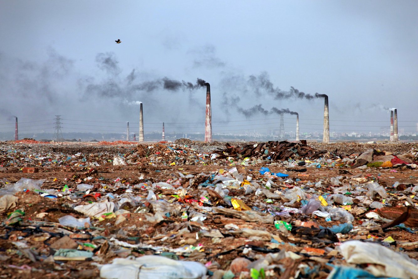 Những lò gạch giữa bãi rác khổng lồ ở Bangladesh. Mỗi ngày có 3.500 tấn rác được thải ra ở Dhaka (thủ đô Bangladesh) và chỉ nửa số đó được thu gom.