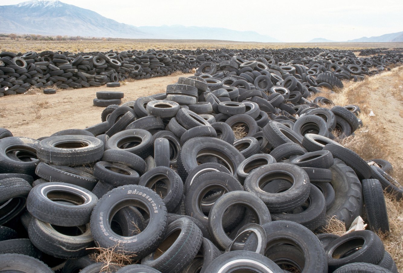 Hàng dài lốp xe cũ chất đống trong một bãi rác hoang vắng ở Nevada. Trước đây mảnh đất này được dùng làm khu vực vui chơi, cho đến năm 2006 nó trở thành nơi tập kết những đồ dùng con người không cần đến nữa.