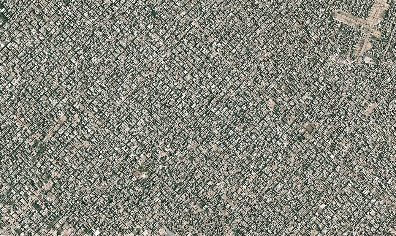 Bức ảnh chụp từ trên cao thủ đô New Delhi của Ấn Độ, với mật độ dân số 30.000 người trên một dặm vuông. Đây là khu vực có mật độ dân số đông nhất thế giới.