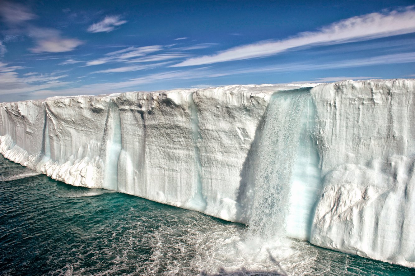 Ở cả Bắc Cực và Nam Cực, băng đang tan chảy tạo thành những dòng sông băng khổng lồ.