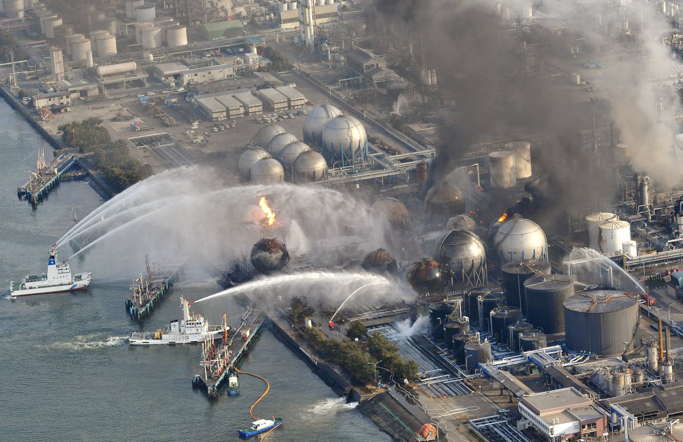 Thảm họa sóng thần năm 2011 ở Nhật gây ra khủng hoảng hạt nhân ở Nhà máy điện hạt nhân Fukushima. Sóng thần cũng phá hủy các cơ sở hạ tầng năng lượng nhiên liệu hóa thạch, trong đó có cơ sở ở Tokyo trong ảnh.