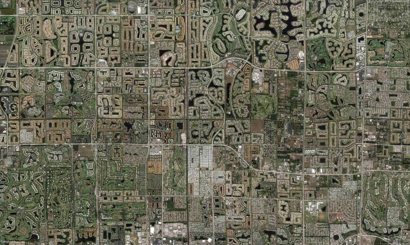Bức ảnh chụp từ trên cao khu vực ngoại ô Miami, Florida. Có tới 13 sân gold được xây dựng, khu vực này cạn kiệt nguồn nước và không có cây xanh tự nhiên.