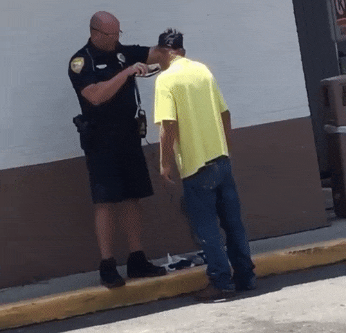 Một cảnh sát ở Florida, Mỹ đang cạo râu cho một người vô gia cư để anh ta trông sạch sẽ và dễ tìm được việc làm hơn.