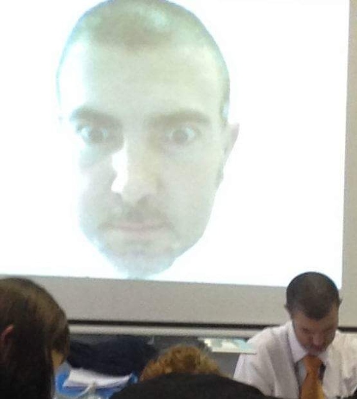 Giờ kiểm tra, thầy giáo chiếu mặt của mình chình ình lên bảng. Đúng là khuôn mặt gây ám ảnh với những ai định giở trò gian lận