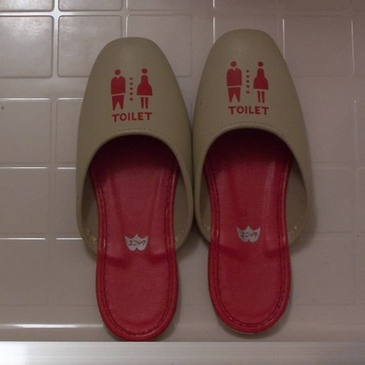 Còn nơi nào ngoài Nhật Bản mà bạn có thể thấy đôi dép trong nhà vệ sinh kiểu này?
