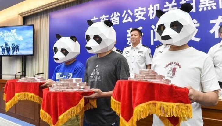 Ba người Trung Quốc có công giúp cảnh sát điều tra một nhóm xã hội đen được trao giải thưởng, giấu mặt sau những chiếc mặt nạ gấu trúc