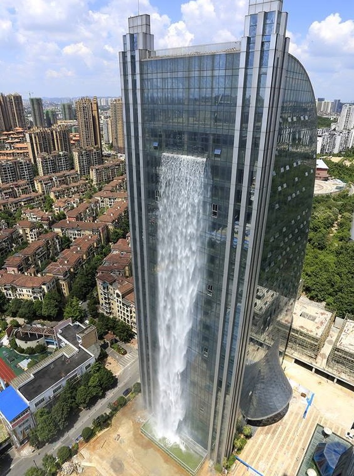 Thác nước từ tòa nhà cao tầng ở Trung Quốc