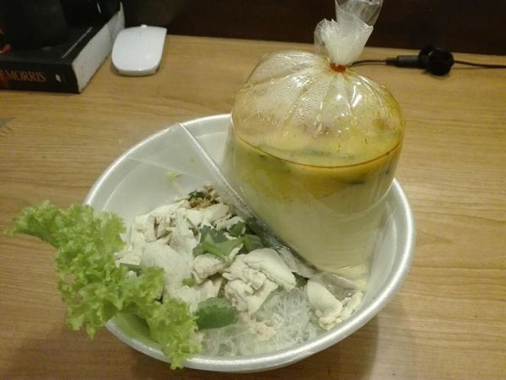 Người phương Tây rất ngạc nhiên vì chứng kiến nước canh nóng được đựng trong những chiếc túi nilon trong các quán ăn ở Thái Lan