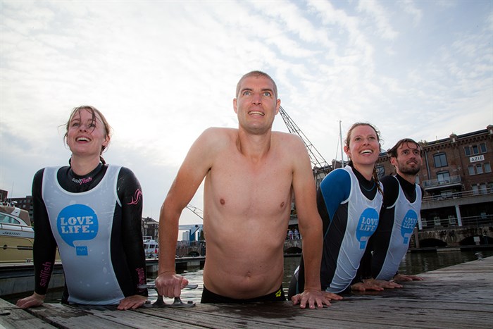Cơ thể chàng trai sau 55 giờ bơi 163 km để gây quỹ nghiên cứu ung thư khiến thế giới cảm phục 1