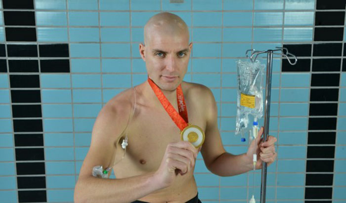 Cơ thể chàng trai sau 55 giờ bơi 163 km để gây quỹ nghiên cứu ung thư khiến thế giới cảm phục 3