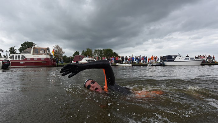 Cơ thể chàng trai sau 55 giờ bơi 163 km để gây quỹ nghiên cứu ung thư khiến thế giới cảm phục 6