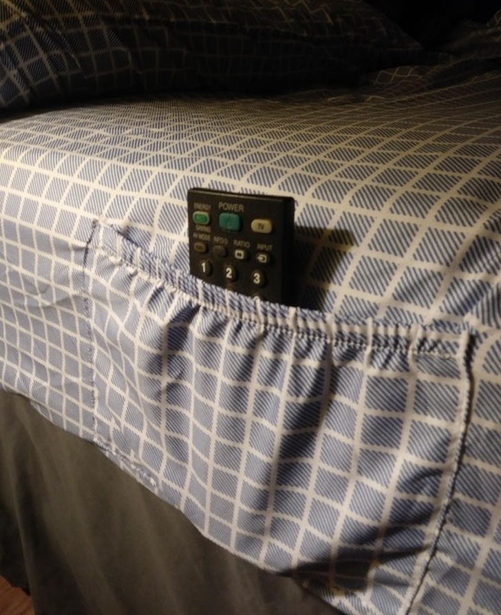 Ga giường có may túi bên rìa để cất điều khiển mỗi khi bạn muốn nằm trên giường để xem TV