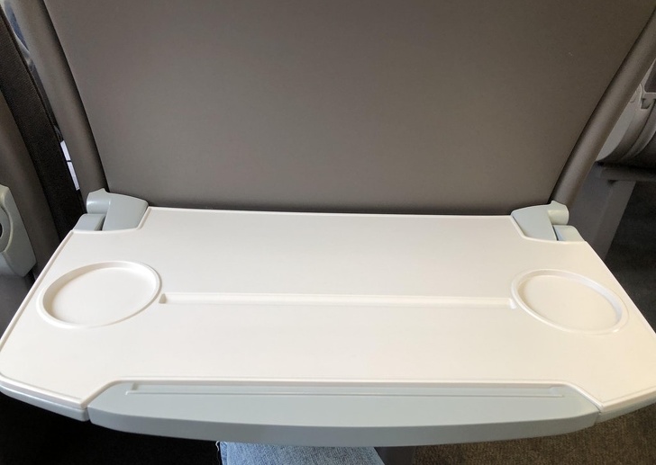 Những chiếc bàn nhỏ sau lưng ghế trên tàu hỏa có rãnh để điện thoại, tablet,...