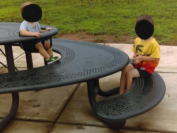 Một chiếc ghế có thiết kế chỗ ngồi cho trẻ nhỏ và ghế vừa tầm cho trẻ lớn hơn