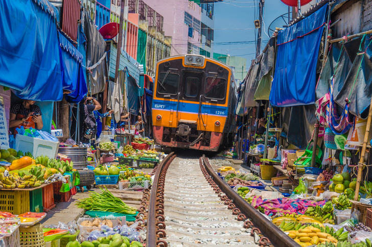   Đường tàu đi qua khu chợ Thái Lan  