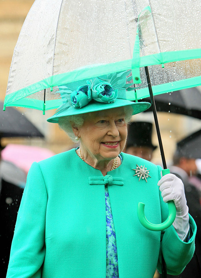 Dân mạng thích thú phát hiện điểm đặc biệt trong phong cách phối đồ của Nữ hoàng Anh 0