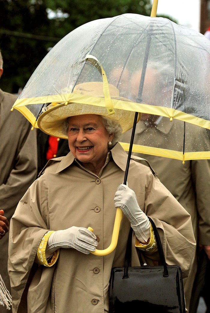 Dân mạng thích thú phát hiện điểm đặc biệt trong phong cách phối đồ của Nữ hoàng Anh 2