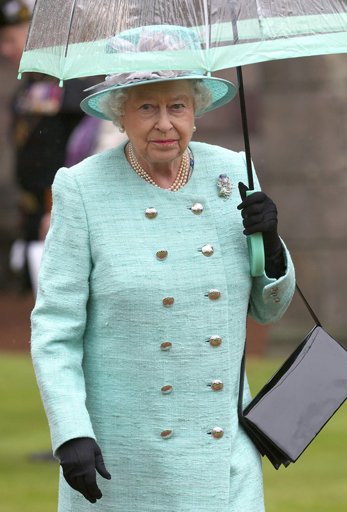 Dân mạng thích thú phát hiện điểm đặc biệt trong phong cách phối đồ của Nữ hoàng Anh 9