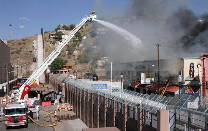   Lính cứu hỏa ở Arizona (Mỹ) dập tắt đám cháy ở Mexico.  