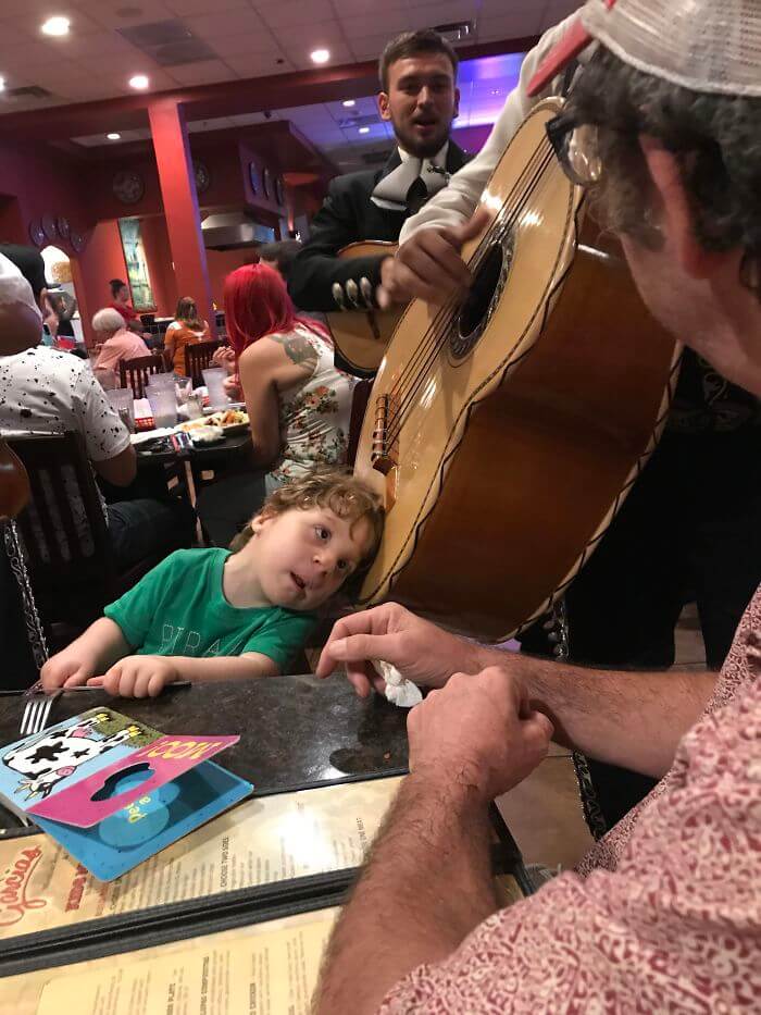   Bạn nhạc Mariachi để cậu con trai khiếm thính của tôi áp đầu lên chiếc guitar để thằng bé có thể nghe. Thật tuyệt vời!  