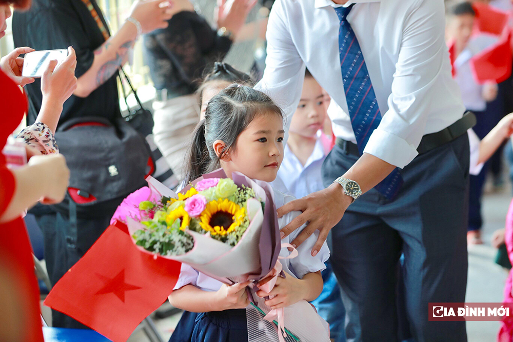   Một em học sinh rạng rỡ với bó hoa hướng dương (Ảnh: Tú Anh)  