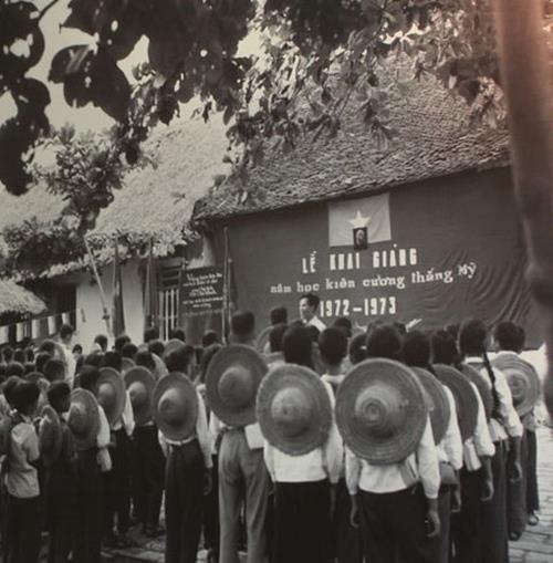   Lễ khai giảng năm học mới của trường cấp II Dịch Vọng, Từ Liêm, Hà Nội năm 1972 - 1973 với khẩu hiệu 