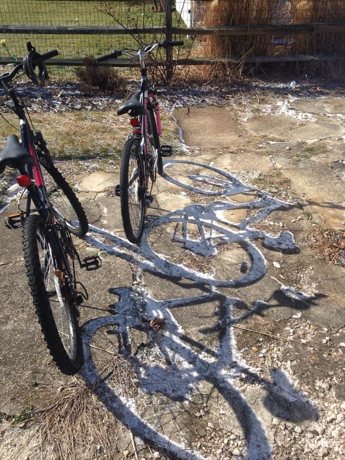   Ánh mặt trời đã làm tan hết tuyết, trừ tuyết ở phần bóng của chiếc xe đạp  