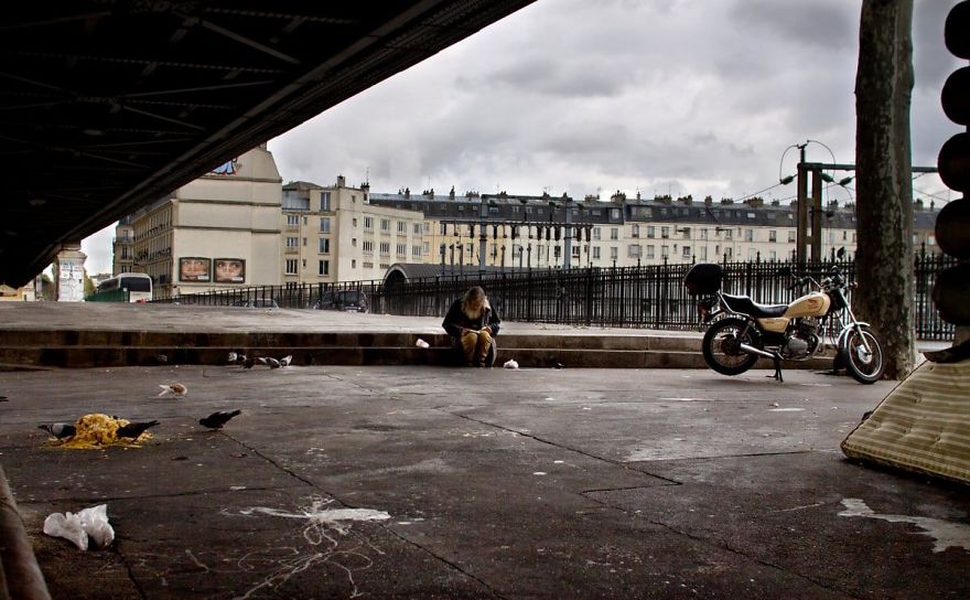 Một Paris 'không lãng mạn' rất khác khiến người xem nhói lòng 11