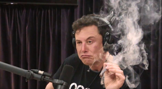 Tỷ phú Elon Musk hút cần sa khi đang phát trực tiếp trên mạng 3