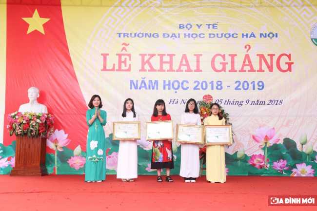 Trao học bổng Dạ Hương chung sức cùng nữ thầy thuốc tương lai Lần thứ 10 cho SV ĐH Dược HN 0