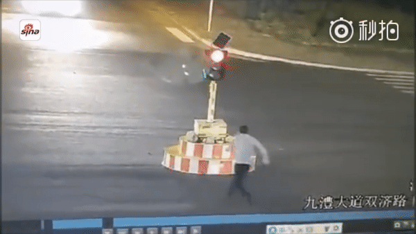 Mệt mỏi vì phải chờ lâu, tài xế Trung Quốc vật đổ cột đèn giao thông 0