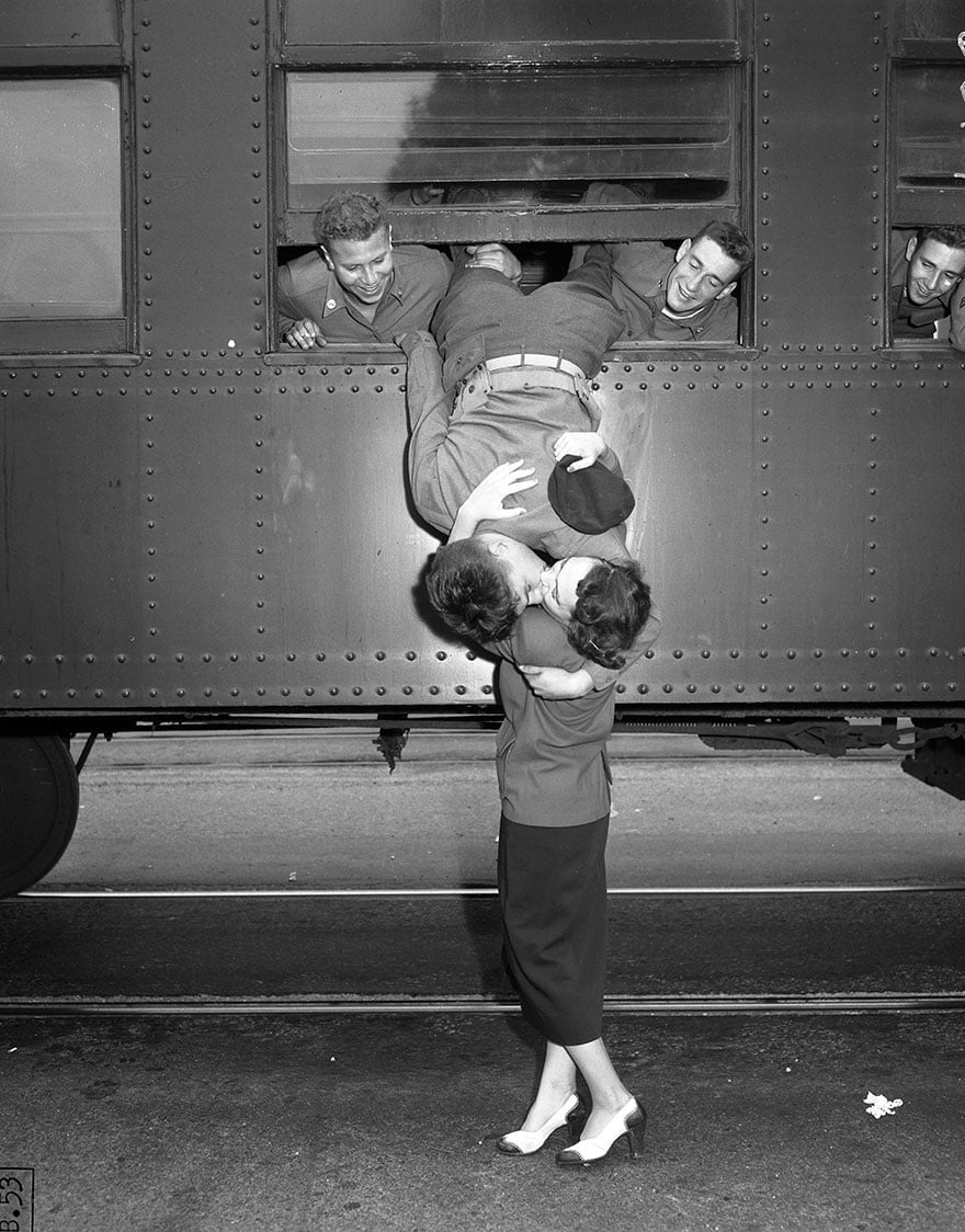   Nụ hôn biệt ly trong chiến tranh Triều Tiên tại Los Angeles, Mỹ, 6/9/1950  
