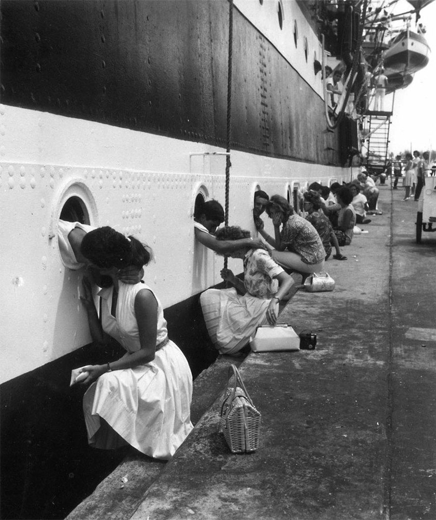   Lính Mỹ nhận những nụ hôn cuối trên chuyến tàu đến Ai Cập, 1963  