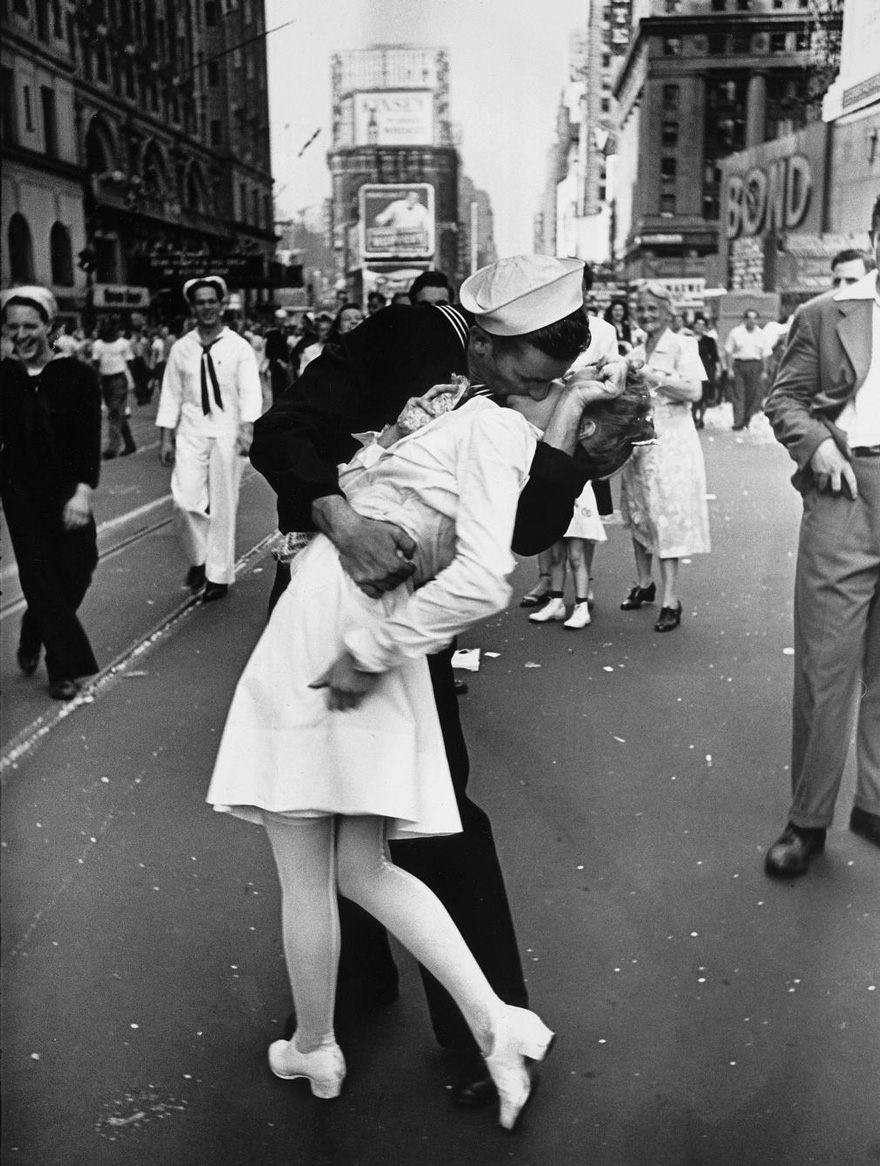   Lính thủy dành nụ hôn cho cô y tá ở Quảng trường Thời Đại, New York, Mỹ. Đây là bức ảnh mang tính biểu tượng kết thúc Thế chiến II, 1945  