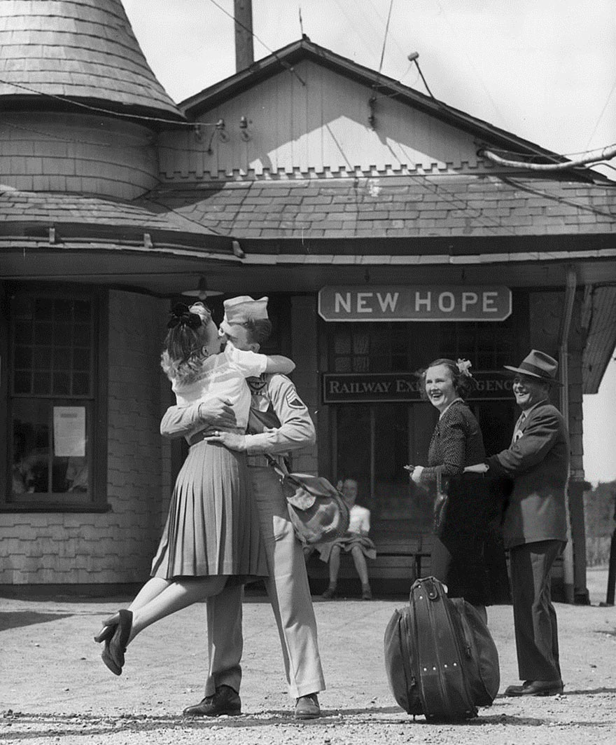   Một cô gái trẻ được nhấc bổng lên, trao nụ hôn cho người lính Mỹ ở một ga tàu tại Connecticut năm 1945  