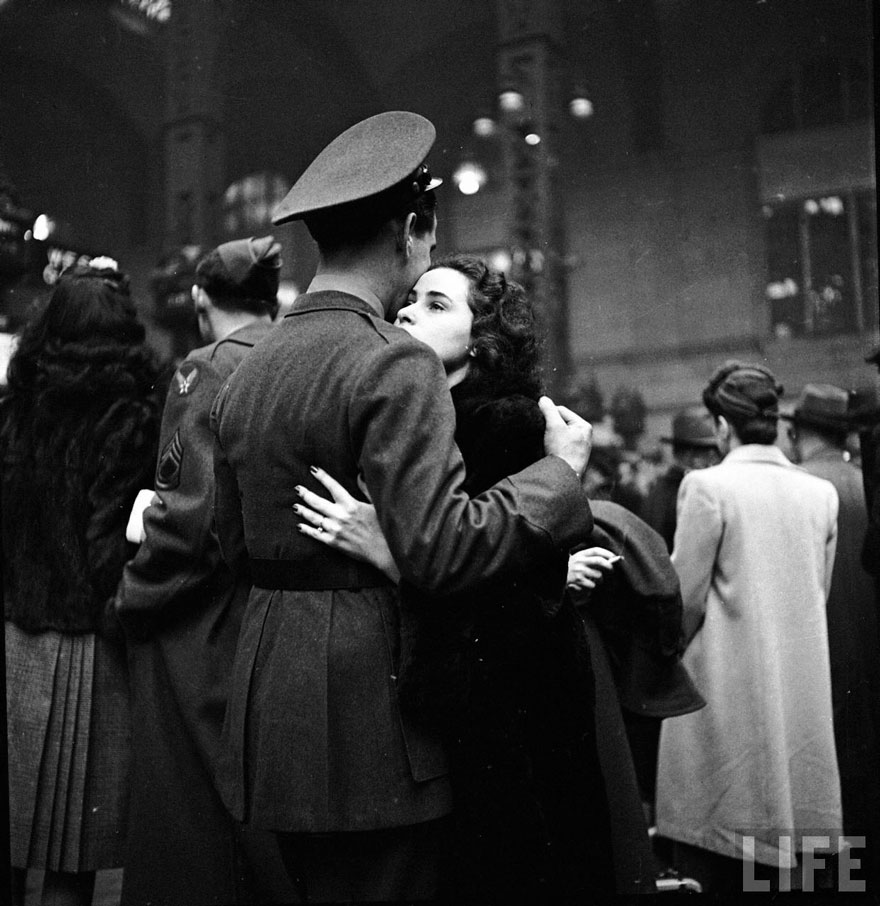   Cặp đôi chia tay trước khi người lính lên đường ở sân ga Penn, New York, Mỹ tháng 4 năm 1943  