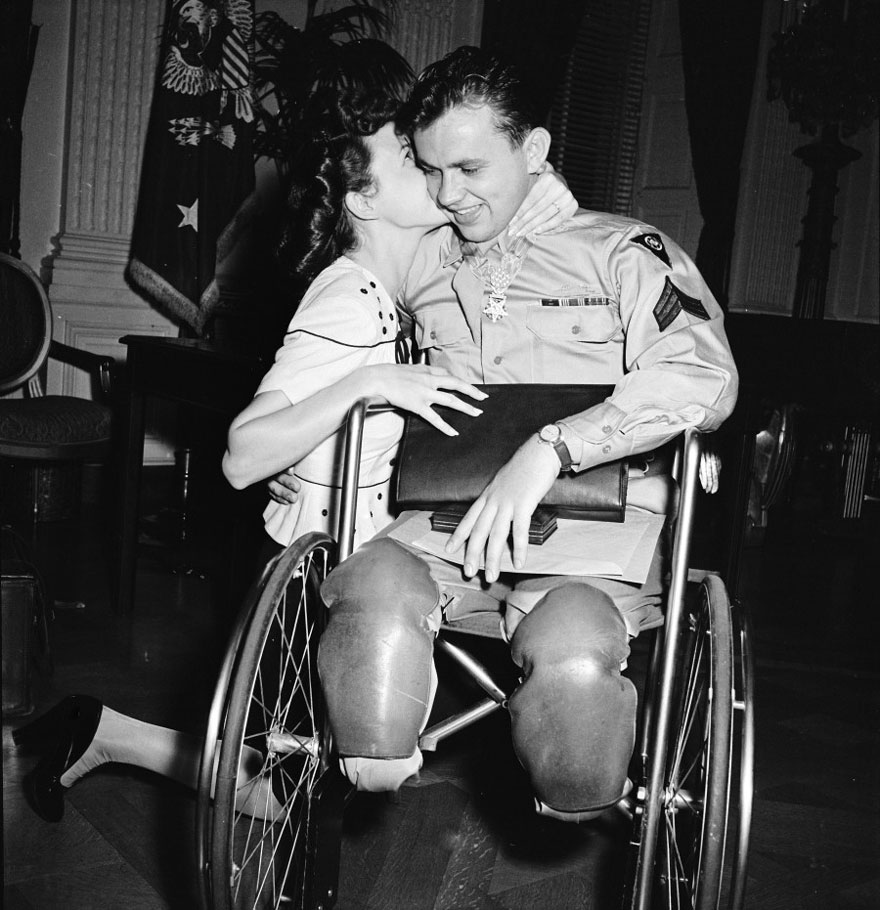   Cô gái quỳ gối hôn người chồng sắp cưới, một thương binh cụt chân trong Thế chiến II, 1945  