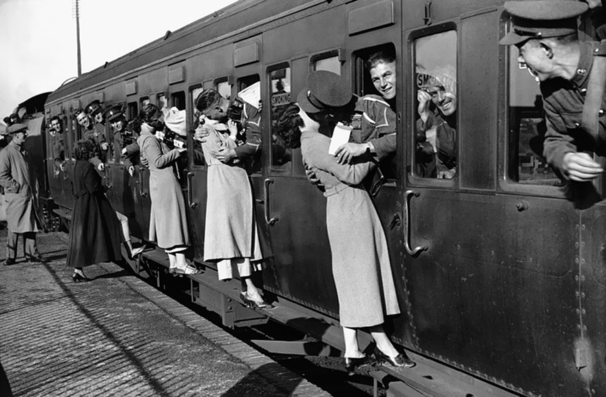   Những người lính sắp phải đến Ai Cập đang nhoài người khỏi cửa sổ hôn tạm biệt người yêu, 1935  