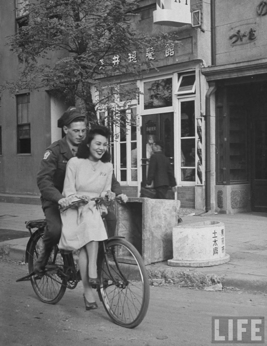   Người lính Mỹ chở một cô gái Nhật trên xe đạp, 1946, Nhật Bản  