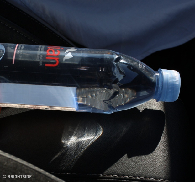 Lính cứu hỏa cảnh báo hiểm họa 'chết người' từ thói quen để chai nước trong xe ô tô 0